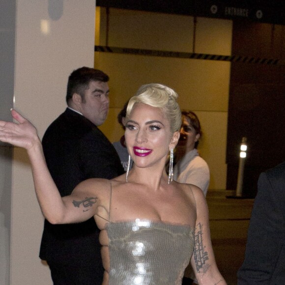 Exclusif - Lady Gaga et son fiancé Christian Carino main dans la main dans les rues de Toronto. Le 8 septembre 2018.