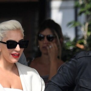 Lady Gaga et son compagnon Christian Carino quittent Venise après avoir assisté au 75ème Festival du Film International, la Mostra, le 2 septembre 2018.