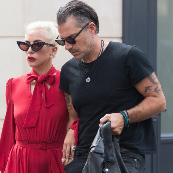 Lady Gaga sort de la brasserie Lipp à Paris avec son compagnon Christian Carino le 27 août 2018.