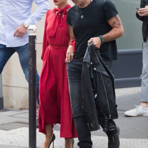 Lady Gaga sort de la brasserie Lipp à Paris avec son compagnon Christian Carino le 27 août 2018.