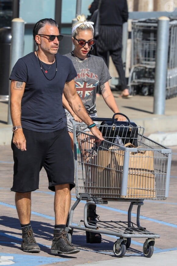 Lady Gaga et son compagnon Christian Carino sont allés faire des courses dans un supermarché de Malibu à Los Angeles, le 14 juillet 2018.