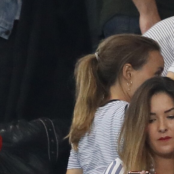 Claire Francisci, Iris Mittenaere (Miss France, Miss Univers 2016 et Danse avec les Stars 2018) et son partenaire de danse Anthony Colette dans les tribunes du stade de France lors du match de ligue des nations opposant la France à l'Allemagne à Saint-Denis, Seine Saint-Denis, France, le 16 octobre 2018.