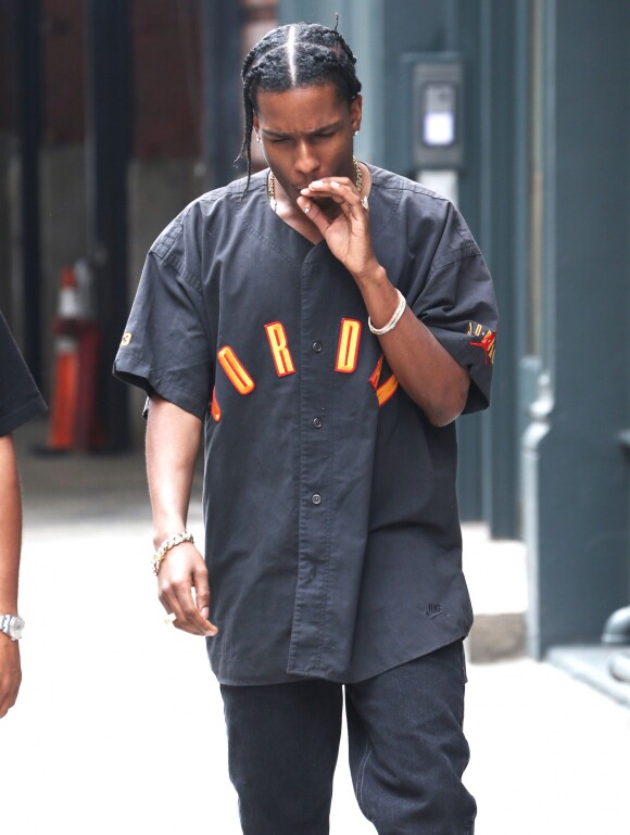 A$AP Rocky fume un joint dans les rues de New York. Le 11 juillet 2017