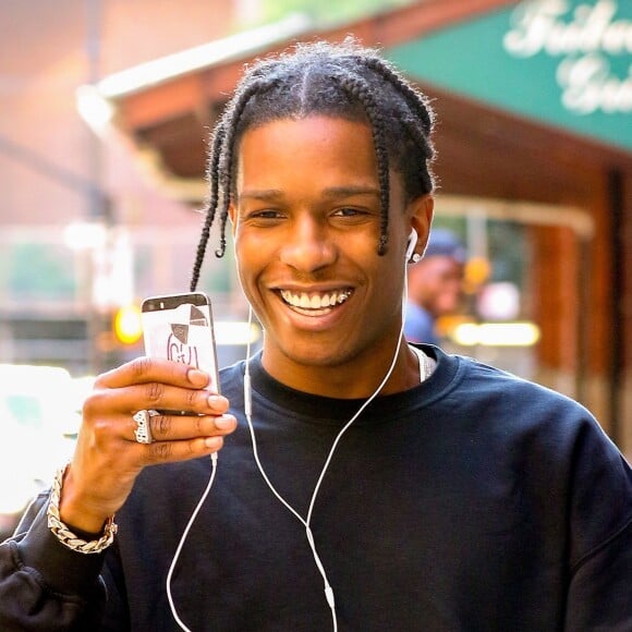 ASAP Rocky photographie les paparazzis et fait des selfies avec des fans dans les rues de Tribeca, le 5 juillet 2017