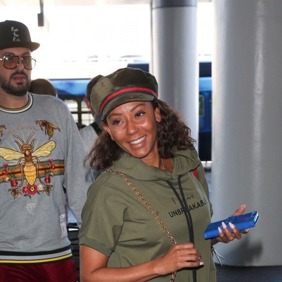 Mel B (Melanie Brown) et son meilleur ami Gary Madatyan arrivent à l'aéroport de LAX à Los Angeles pour prendre l'avion. Le 11 octobre 2018.