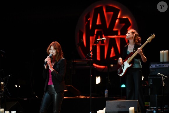 Carla Bruni-Sarkozy en concert lors du 58e festival "Jazz à Juan" à Juan-les-Pins le 17 juillet 2018. © Bruno Bebert/Bestimage