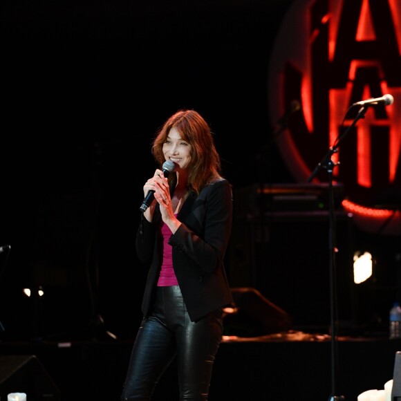 Carla Bruni-Sarkozy en concert lors du 58e festival "Jazz à Juan" à Juan-les-Pins le 17 juillet 2018. © Bruno Bebert/Bestimage