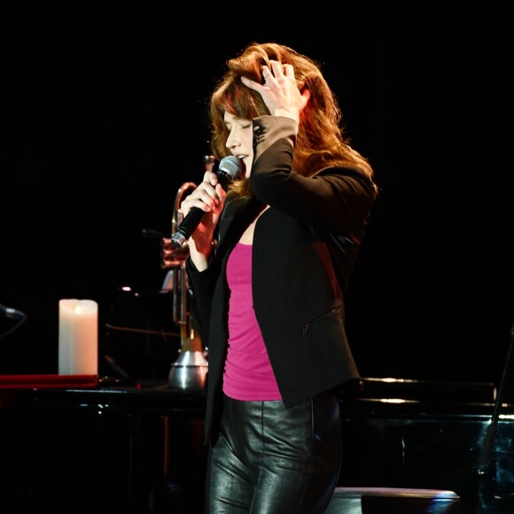 Carla Bruni-Sarkozy en concert lors du 58e festival "Jazz à Juan" à Juan-les-Pins le 17 juillet 2018. © Bruno Bebert/Bestimage