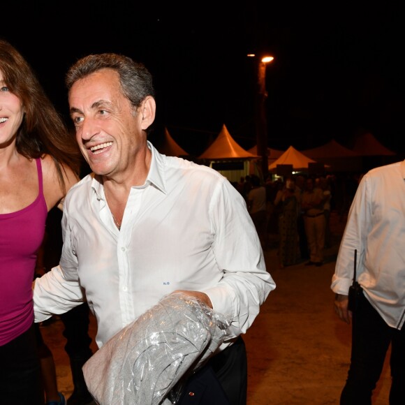 Exclusif - Carla Bruni-Sarkozy pose avec son mari Nicolas Sarkozy après son concert lors du 58e festival "Jazz à Juan" à Juan-les-Pins le 17 juillet 2018. © Bruno Bebert/Bestimage