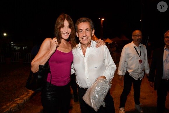 Exclusif - Carla Bruni-Sarkozy pose avec son mari Nicolas Sarkozy après son concert lors du 58e festival "Jazz à Juan" à Juan-les-Pins le 17 juillet 2018. © Bruno Bebert/Bestimage