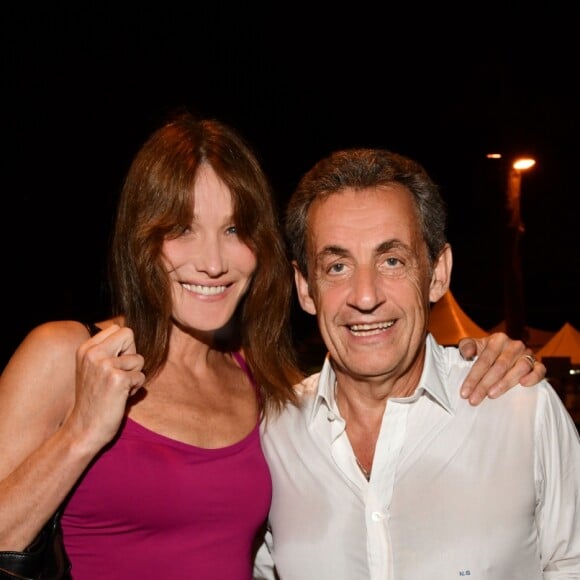 Exclusif - Carla Bruni-Sarkozy pose avec son mari Nicolas Sarkozy après son concert lors du 58e festival "Jazz à Juan" à Juan-les-Pins le 17 juillet 2018. © Bruno Bebert/Bestimage