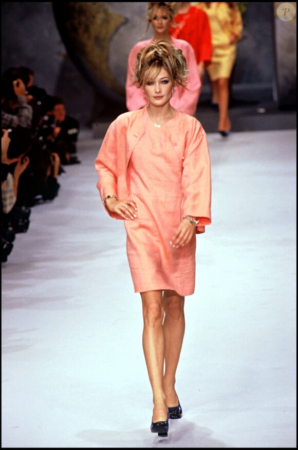 Carla Bruni défile pour Chanel à Paris, en 1995.