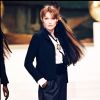 Carla Bruni défile pour Chanel à Paris, en 1994.