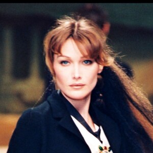 Carla Bruni défile pour Chanel à Paris, en 1994.