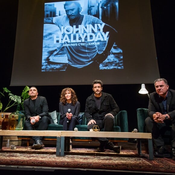 Sébastien Farran (Manager de Johnny Hallyday), Bertrand Lamblot ( directeur artistique du label Warner) Rose-Hélène Chassagne (Directrice Générale du label Warner), Maxim Nucci (compositeur et réalisateur), Thierry Chassagne (Président Warner Music France) lors de la conférence de presse pour la sortie de l'album "Mon pays c'est l'amour" de Johnny Hallyday dans les locaux de Warner Music France à Paris le 15 octobre 2018. © Cyril Moreau / Bestimage