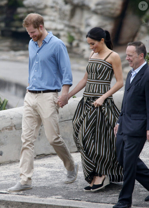 Le prince Harry, duc de Sussex, et Meghan Markle, duchesse de Sussex, visitent la plage de Bondi Beach. Sydney, le 19 octobre 2018.