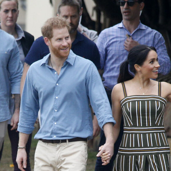 Le prince Harry, duc de Sussex, et Meghan Markle, duchesse de Sussex, visitent la plage de Bondi Beach. Sydney, le 19 octobre 2018.
