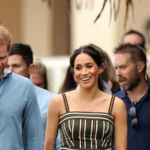 Le prince Harry, duc de Sussex, et Meghan Markle, duchesse de Sussex, visitent la plage de Bondi Beach. Sydney, le 19 octobre 2018.