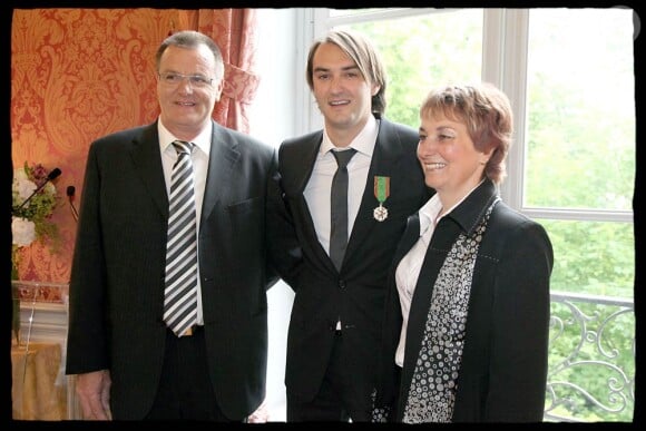 Cyril Lignac a été fait Chevalier de l'ordre du Mérite Agricole hier et ses parents étaient là !