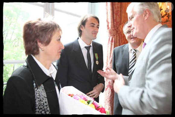 Cyril Lignac a été fait Chevalier de l'ordre du Mérite Agricole par Michel Barnier, hier et ses parents étaient là