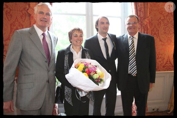 Cyril Lignac a été fait Chevalier de l'ordre du Mérite Agricole par Michel Barnier, hier (ici avec ses parents)