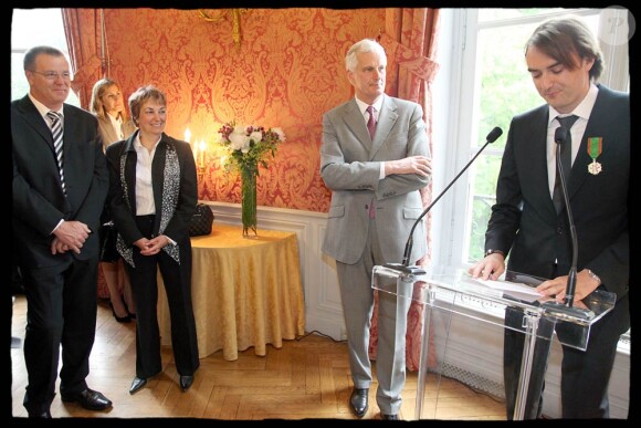 Cyril Lignac a été fait Chevalier de l'ordre du Mérite Agricole par Michel Barnier, hier (ses parents étaient là !)