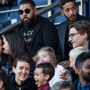 Jean Sarkozy avec sa femme Jessica et ses enfants Solal et Lola dans les tribunes du Parc des Princes lors du match de Ligue 1 "PSG - Amiens (5-0)" à Paris, le 20 octobre 2018.