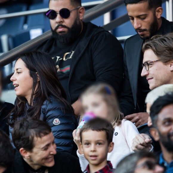 Jean Sarkozy avec sa femme Jessica et ses enfants Solal et Lola dans les tribunes du Parc des Princes lors du match de Ligue 1 "PSG - Amiens (5-0)" à Paris, le 20 octobre 2018.