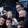 Jean Sarkozy avec sa femme Jessica et ses enfants Solal et Lola dans les tribunes du Parc des Princes lors du match de Ligue 1 "PSG - Amiens (5-0)" à Paris, le 20 octobre 2018.