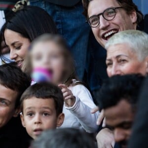 Jean Sarkozy avec sa femme Jessica et ses enfants Solal et Lola dans les tribunes du Parc des Princes lors du match de Ligue 1 "PSG - Amiens (5-0)" à Paris, le 20 octobre 2018.