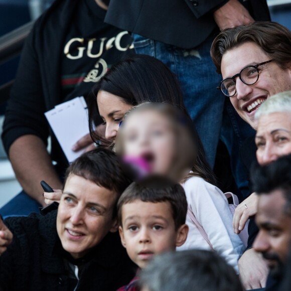 Jean Sarkozy avec sa femme Jessica et ses enfants Solal et Lola dans les tribunes du Parc des Princes lors du match de Ligue 1 "PSG - Amiens (5-0)" à Paris, le 20 octobre 2018.