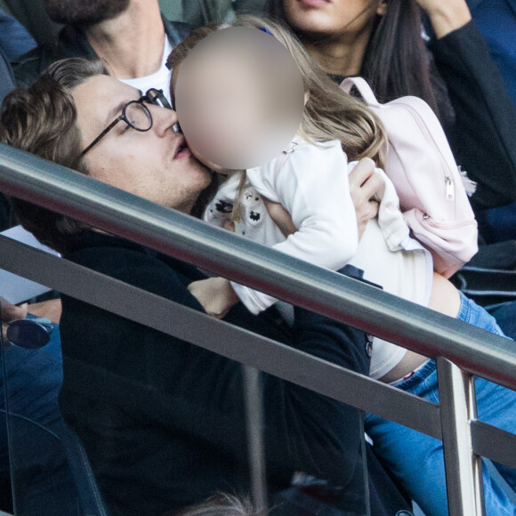 Jean Sarkozy avec sa femme Jessica et ses enfants Solal et Lola dans les tribunes du Parc des Princes lors du match de Ligue 1 "PSG - Amiens (5-0)" à Paris, le 20 octobre 2018.