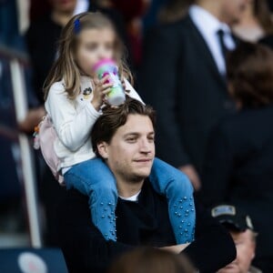 Jean Sarkozy avec sa femme Jessica et ses enfants Solal et Lola dans les tribunes du Parc des Princes lors du match de Ligue 1 "PSG - Amiens (5-0)" à Paris, le 20 octobre 2018.