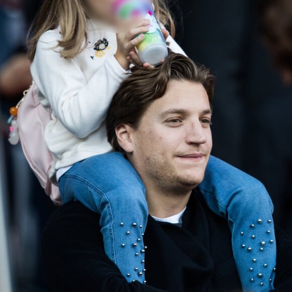 Jean Sarkozy avec sa femme Jessica et ses enfants Solal et Lola dans les tribunes du Parc des Princes lors du match de Ligue 1 "PSG - Amiens (5-0)" à Paris, le 20 octobre 2018.