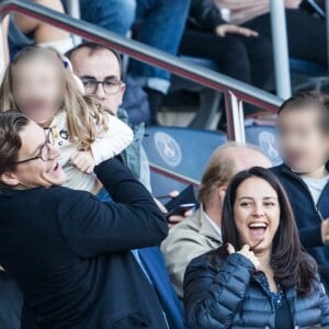 Jean Sarkozy avec sa femme Jessica et ses enfants Solal et Lola dans les tribunes du Parc des Princes lors du match de Ligue 1 "PSG - Amiens (5-0)" à Paris, le 20 octobre 2018.