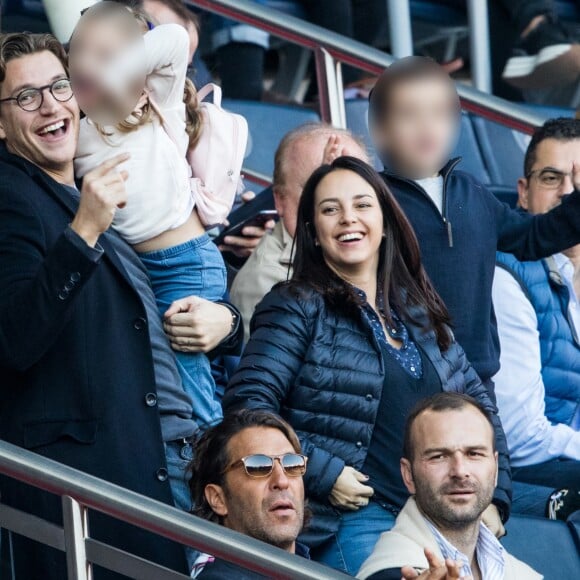 Jean Sarkozy avec sa femme Jessica et ses enfants Solal et Lola dans les tribunes du Parc des Princes lors du match de Ligue 1 "PSG - Amiens (5-0)" à Paris, le 20 octobre 2018.