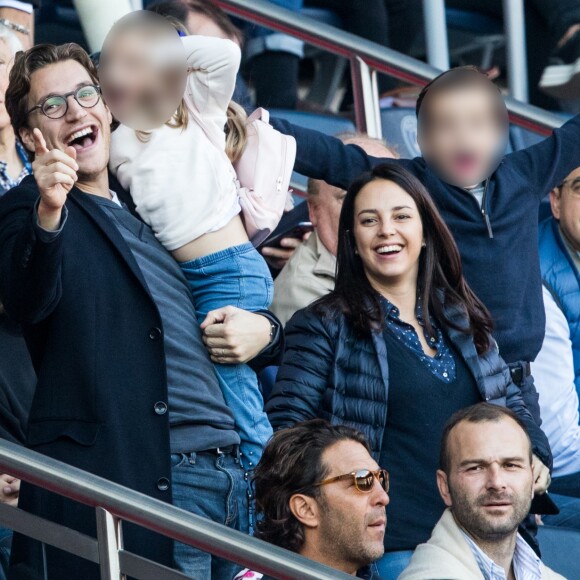 Jean Sarkozy avec sa femme Jessica et ses enfants Solal et Lola dans les tribunes du Parc des Princes lors du match de Ligue 1 "PSG - Amiens (5-0)" à Paris, le 20 octobre 2018.
