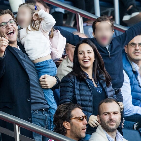 Jean Sarkozy avec sa femme Jessica et ses enfants Solal et Lola dans les tribunes du Parc des Princes lors du match de Ligue 1 "PSG - Amiens (5-0)" à Paris, le 20 octobre 2018.