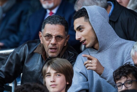 Roschdy Zem et son fils Chad dans les tribunes du Parc des Princes lors du match de Ligue 1 "PSG - Amiens (5-0)" à Paris, le 20 octobre 2018.