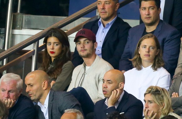 Louis Sarkozy, sa compagne Natali Husic et Pierre Sarkozy dans les tribunes lors du match de Ligue 1, Paris Saint-Germain (PSG) vs Toulouse FC (TFC) au Parc des Princes à Paris, France, le 20 août 2017.