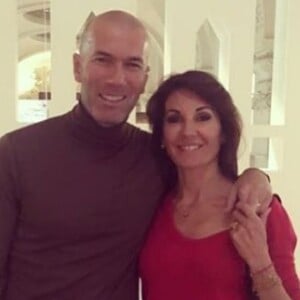 Zinédine Zidane pose avec sa femme Véronique lors de leur visite du musée des Arts décoratifs, à Paris, le 18 octobre 2018.