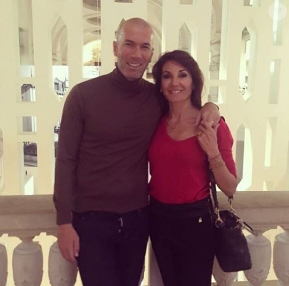 Zinédine Zidane pose avec sa femme Véronique lors de leur visite du musée des Arts décoratifs, à Paris, le 18 octobre 2018.