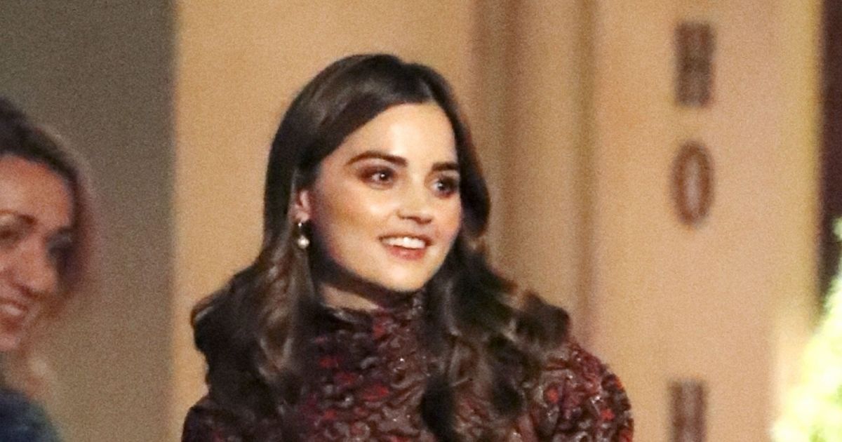 Exclusif - L'actrice anglaise Jenna Coleman fume une cigarette devant l