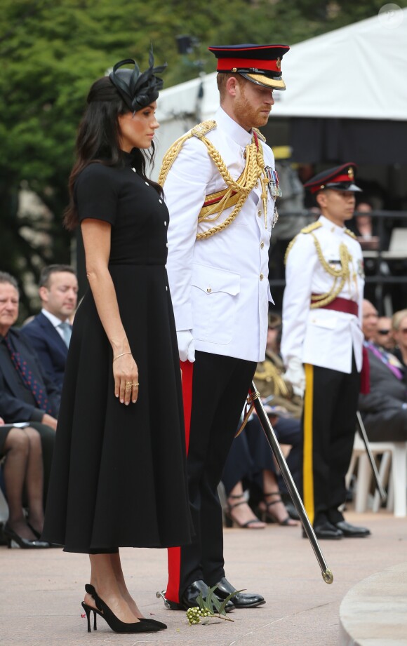 Le prince Harry, duc de Sussex, et Meghan Markle, duchesse de Sussex, enceinte, déposent une couronne au monument de guerre de l'ANZAC à Sydney, le 20 octobre 2018.