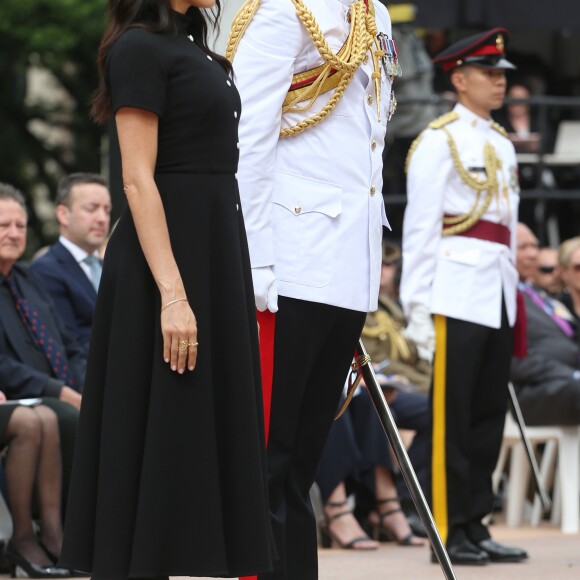 Le prince Harry, duc de Sussex, et Meghan Markle, duchesse de Sussex, enceinte, déposent une couronne au monument de guerre de l'ANZAC à Sydney, le 20 octobre 2018.