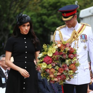 Le prince Harry, duc de Sussex, et Meghan Markle, duchesse de Sussex, enceinte, déposent une couronne au monument de guerre de l'ANZAC à Sydney, le 20 octobre 2018.