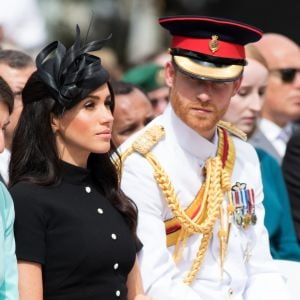 Le prince Harry, duc de Sussex, et Meghan Markle, duchesse de Sussex, enceinte, déposent une couronne au monument de guerre de l'ANZAC à Sydney, le 20 octobre 2018.