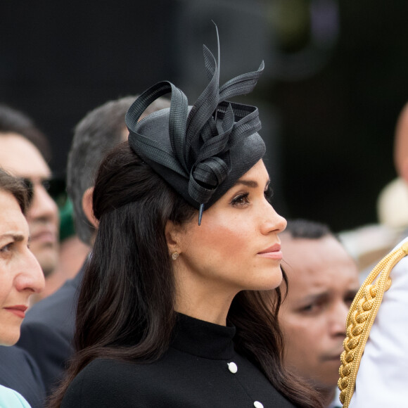 Le prince Harry, duc de Sussex, et Meghan Markle, duchesse de Sussex, enceinte, déposent une couronne au monument de guerre de l'ANZAC à Sydney, le 20 octobre 2018.