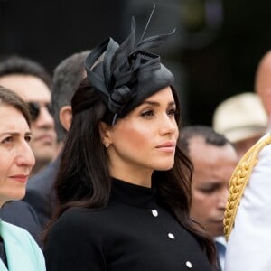 Le prince Harry, duc de Sussex, et Meghan Markle, duchesse de Sussex, enceinte, déposent une couronne au monument de guerre de l'ANZAC à Sydney, le 20 octobre 2018.