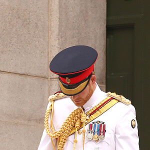 Le prince Harry, duc de Sussex, et Meghan Markle, duchesse de Sussex, enceinte, déposent une couronne au monument de guerre de l'ANZAC à Sydney, le 20 octobre 2018.